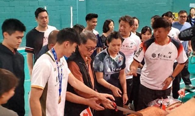 开云体育下载-切乳猪!世锦赛季军赖浩俊回国受隆重欢迎 网友:系老广无疑了!