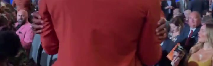 开云体育下载-回忆满满！名人堂入堂仪式彩排现场 韦德和波什热情拥抱寒暄